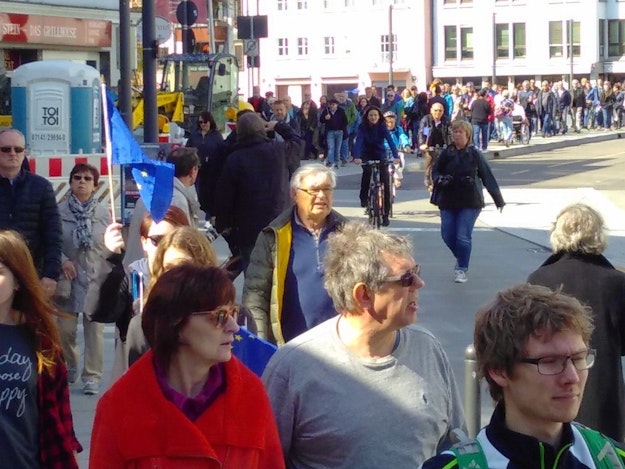 400 Menschen setzen in Ulm und NeuUlm Zeichen pro Europa